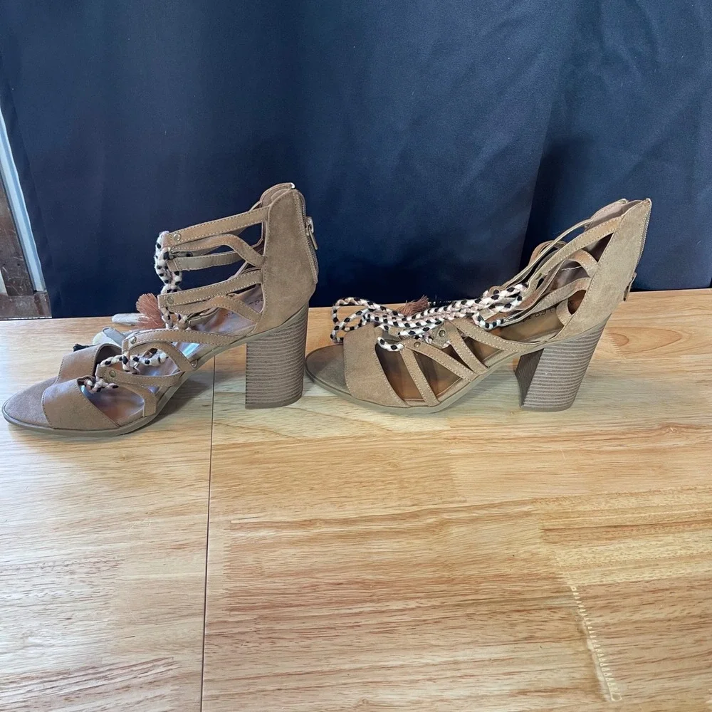 NEW Indigo Rd Womens Tan Faux Suede Gladiator Block Heel Tassel Sandals Size 11M